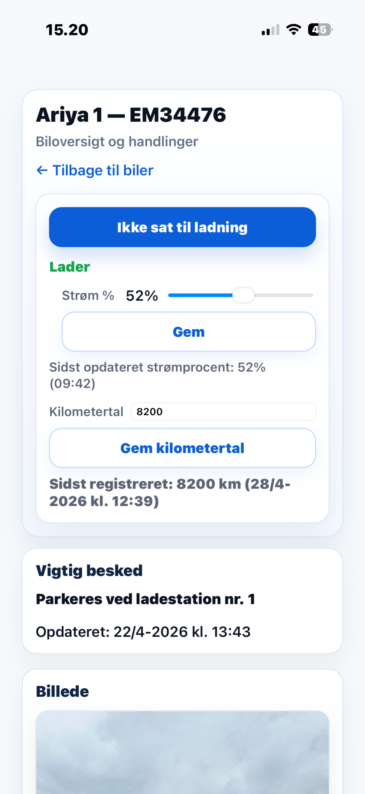 Aktiv bil med ladestatus, batteriprocent, kilometertal og vigtig besked